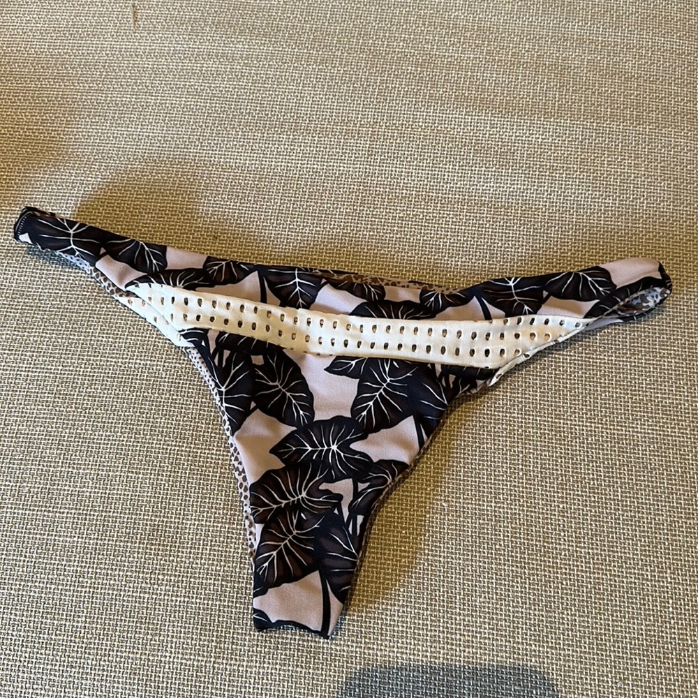 Large black elephant acacia minimal coverage bottom.